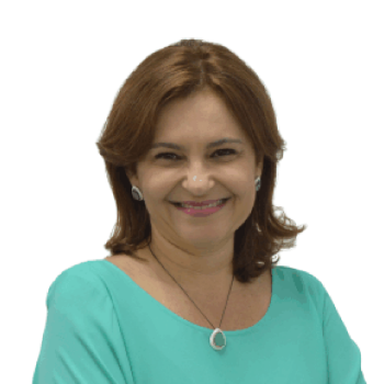 Coordenadora da Faculdade Zarns Salvador, Luciana Sobral, sorrindo em um fundo branco, vestida com uma camiseta formal verde-água.