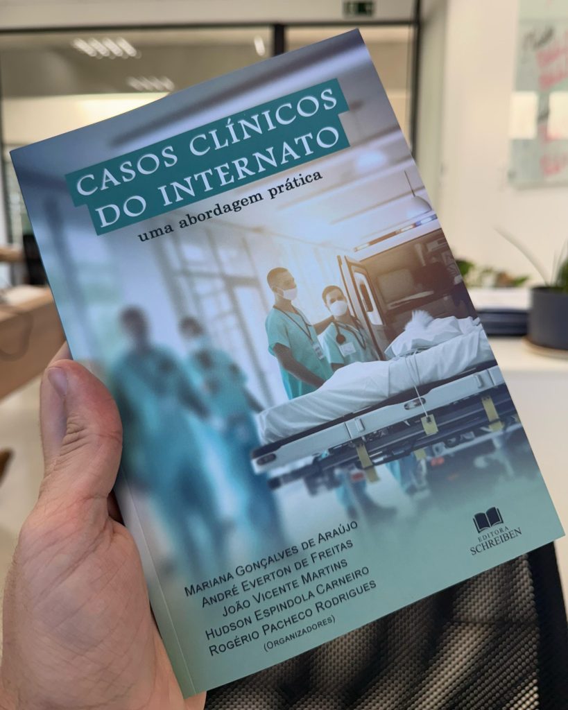 Edição física do livro "Casos clínicos do internato: uma abordagem prática"