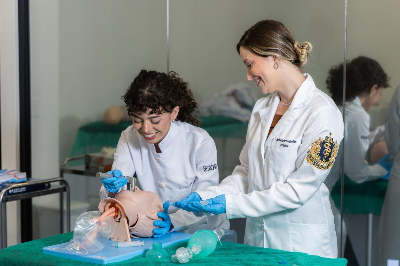 Estudantes de Medicina da Zarns Pouso Alegre durante atividade de simula&ccedil;&atilde;o real&iacute;stica