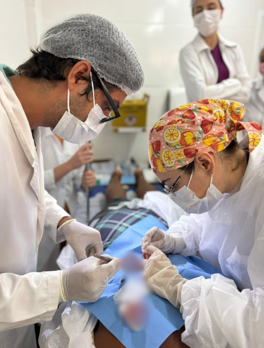 M&eacute;dico residente durante atividade de forma&ccedil;&atilde;o na Faculdade Zarns Salvador.